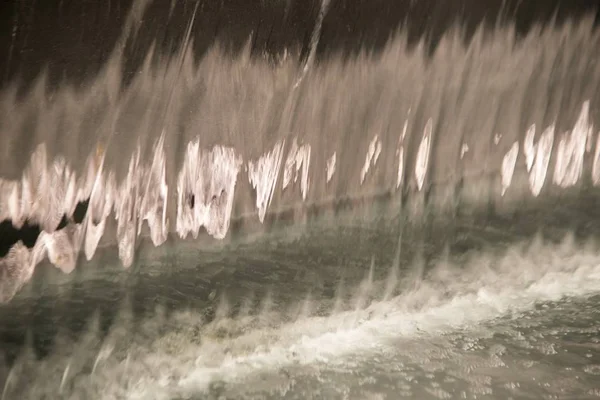 Abstraktní Zblízka Transparentní Padající Vody Vertikální Toků — Stock fotografie