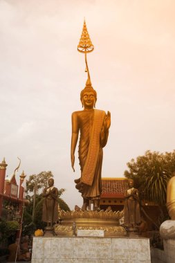Büyük açık duran Buda Wat Sangkas Ratanakhiri Tapınağı.