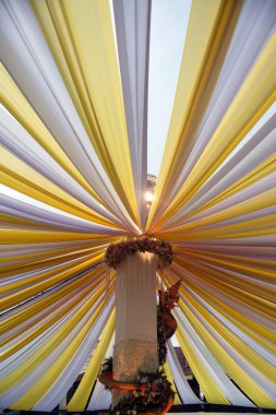 Büyük bir güneş-shading çadır gerilir kumaş olduğunu.