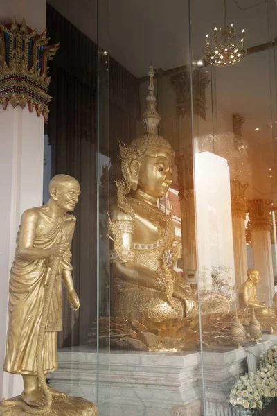 Grote oude gouden Boeddha Toon zit in glas op Wat Sangkas Ratanakhiri tempel. — Stockfoto
