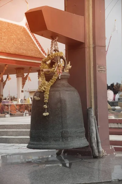 Campana grande al aire libre en la cima de la colina en el templo de Wat Sangkas Ratanakhiri . — Foto de Stock