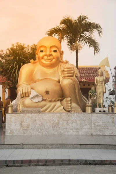 Gran Buda feliz al aire libre en el templo Wat Sangkas Ratanakhiri . — Foto de Stock