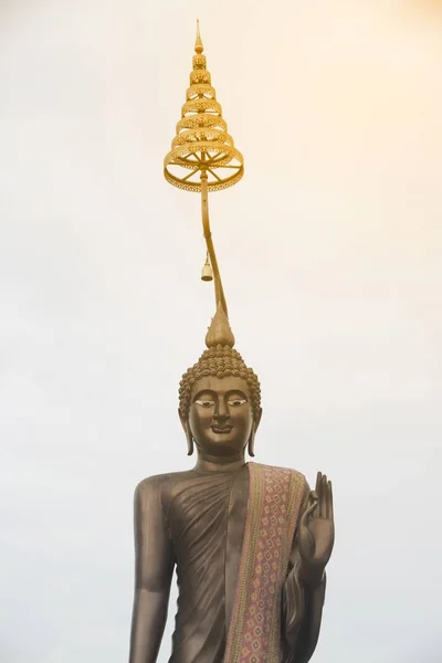 Grande Buda ao ar livre em pé no templo Wat Sangkas Ratanakhiri . — Fotografia de Stock