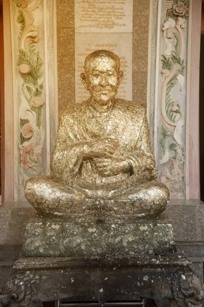 Статуя Луанг Phor до (від högbanestation-Ma-Rung-Шрі) благородного ченцем і важливі відомих в Таїланді. — стокове фото