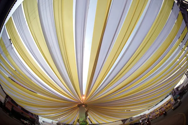 Растянутая веревка представляет собой большую тентовую палатку . — стоковое фото