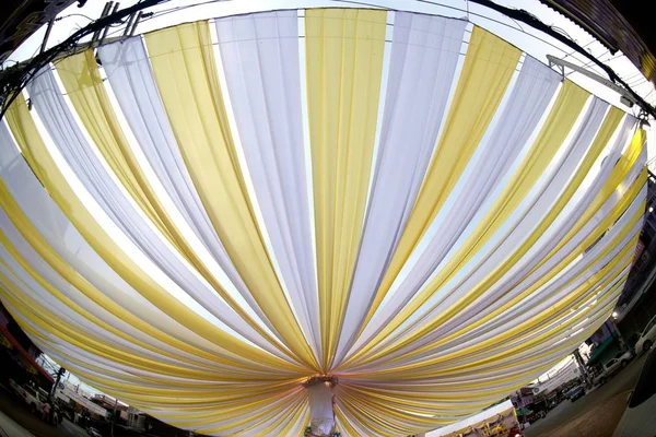 Il tessuto che si allunga è una grande tenda parasole . — Foto Stock