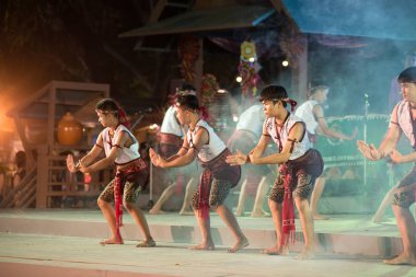 Bangkok Tayland - 24 Ocak 2019: Tanımlanamayan dansçı olduğunu eski boks katılımcılar dans katılın Tayland turizm Lumpini Park, Tayland Bangkok şehir Festivali kutlamaları.