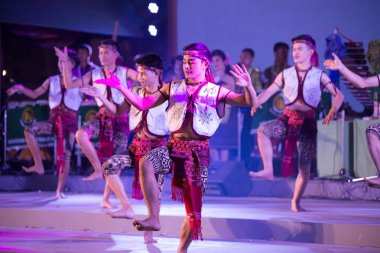 Kuzeydoğu geleneksel Tay Tayland turizm Festivali kutlamaları katılımcılar alın kısmında dans eski boks patenci. 