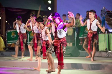 Kuzeydoğu geleneksel Tay Tayland turizm Festivali kutlamaları katılımcılar alın kısmında dans eski boks patenci. 