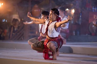 Kuzeydoğu geleneksel Tay Tayland turizm Festivali kutlamaları katılımcılar alın kısmında dans eski boks patenci. 