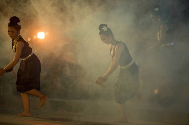 Kuzeydoğu geleneksel Tay Tayland turizm Festivali kutlamaları katılımcılar alın kısmında dans Tay patenci. 