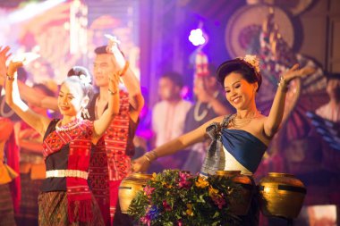 Bangkok Tayland - 24 Ocak 2019: Tanımlanamayan dansçı bir kuzeydoğu geleneksel Tay Tayland turizm Lumpini Park, Tayland Bangkok şehir Festivali kutlamaları katılımcılar alın kısmında dans dans etmek.