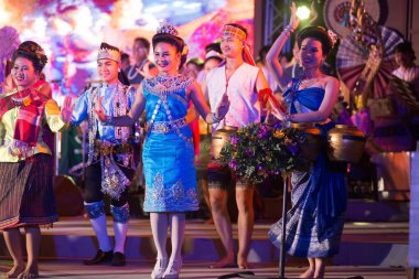 Bangkok Tayland - 24 Ocak 2019: Tanımlanamayan dansçı bir kuzeydoğu geleneksel Tay Tayland turizm Lumpini Park, Tayland Bangkok şehir Festivali kutlamaları katılımcılar alın kısmında dans dans etmek.