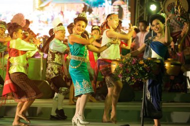 Bangkok Tayland - 24 Ocak 2019: Tanımlanamayan dansçı bir kuzeydoğu geleneksel Tay Tayland turizm Lumpini Park, Tayland Bangkok şehir Festivali kutlamaları katılımcılar alın kısmında dans dans etmek.