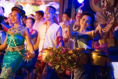 Bangkok Tayland - 24 Ocak 2019: Tanımlanamayan dansçı bir kuzeydoğu geleneksel Tay Tayland turizm Lumpini Park, Tayland Bangkok şehir Festivali kutlamaları katılımcılar alın kısmında dans dans etmek.