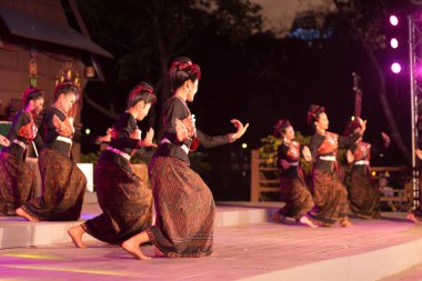 Kuzeydoğu geleneksel Tay Particip içinde dans Tay patenci