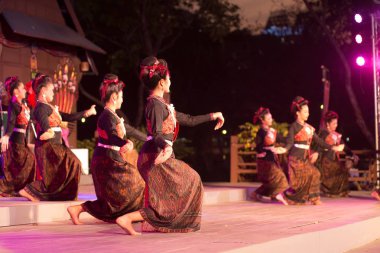 Kuzeydoğu geleneksel Tay Particip içinde dans Tay patenci