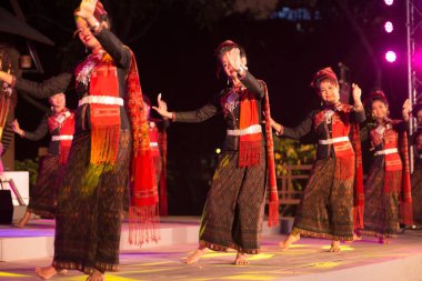 Kuzeydoğu geleneksel Tay Tayland turizm Festivali kutlamaları katılımcılar alın kısmında dans Tay patenci.