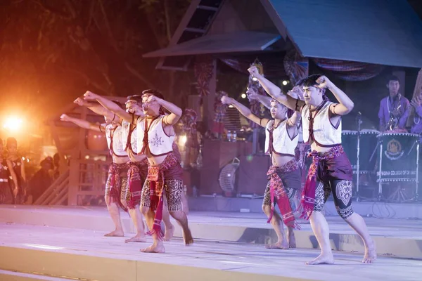 Altertümliche Boxtänzerin ist der traditionelle thailändische Tanz im Nordosten der Teilnehmer an der Feier des thailändischen Tourismusfestivals. — Stockfoto