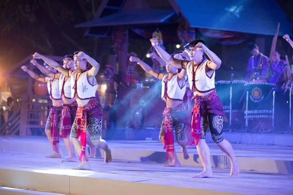 Oude boksen danser is Podravska traditionele Thaise dansen in deelnemers deelnemen aan de viering van Thailand Toerisme Festival. — Stockfoto