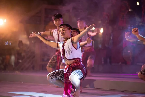 Dançarino de boxe antigo é o nordeste tradicional tailandês dançando em Participantes participar da celebração do Festival de turismo Tailândia . — Fotografia de Stock