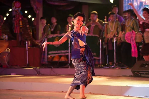 Bailarina tailandesa es Noreste baile tradicional tailandés en Participantes participan en la celebración del Festival de Turismo de Tailandia . —  Fotos de Stock