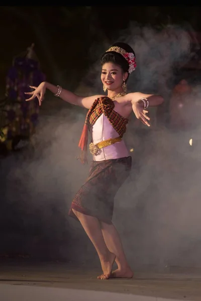 泰国曼谷 2019年1月24日 不明身份的舞蹈演员正在参加参加泰国首都曼谷 Lumpini 公园的泰国旅游节庆祝活动 — 图库照片