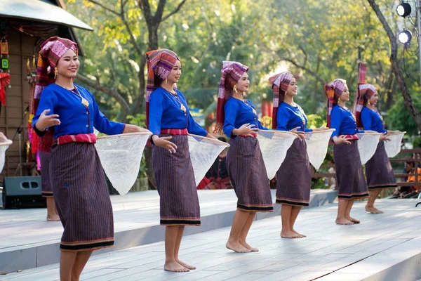 Danseuse thaïlandaise est danseuse thaïlandaise traditionnelle du Nord-Est à Particip — Photo