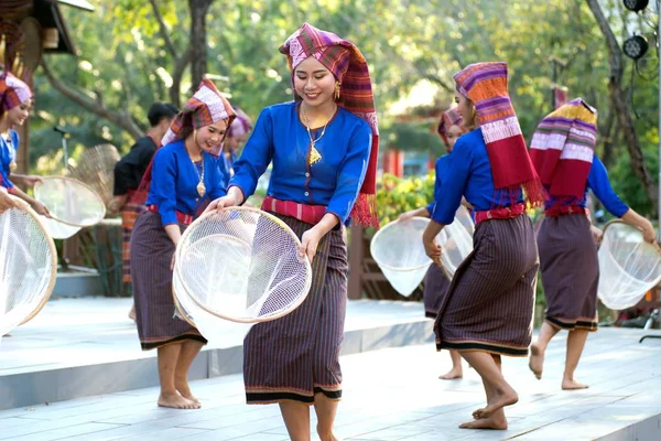 Danseuse thaïlandaise est danseuse thaïlandaise traditionnelle du Nord-Est à Particip — Photo