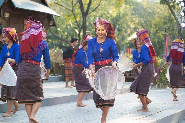 Tajskie tancerki jest północno-wschodniej tradycyjny tajski taniec w czyściutkie — Zdjęcie stockowe