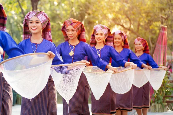 태국 댄서는 북동부 전통 태국 댄스 Particip — 스톡 사진