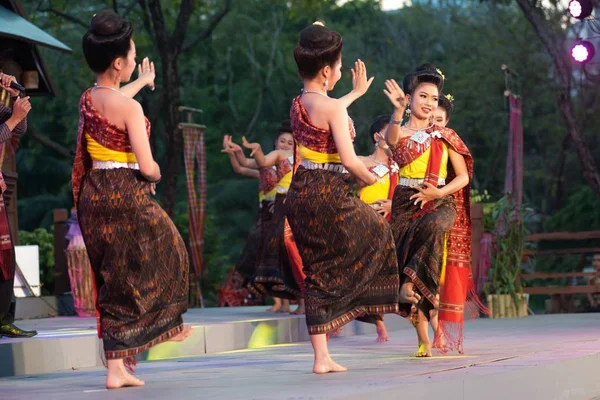 Thai dancer is Northeastern traditional Thai dancing in Participants take part in the celebration. — Stock Photo, Image