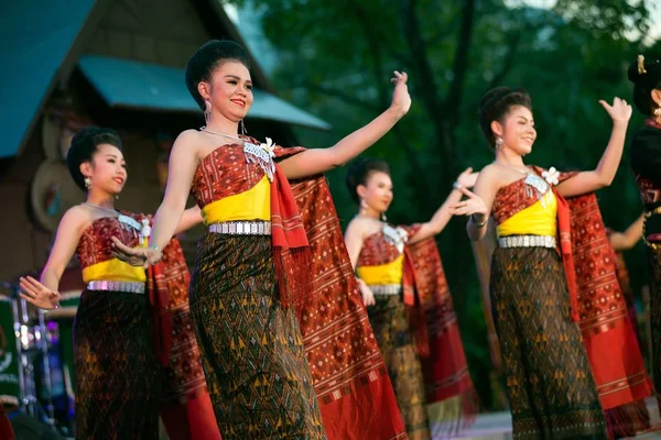 Bailarina tailandesa es el noreste tradicional danza tailandesa en Particip — Foto de Stock