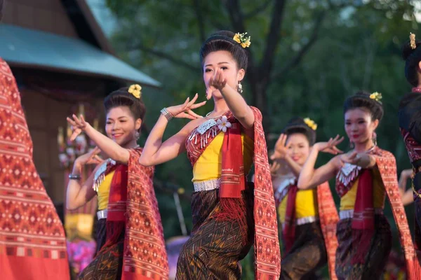 Thai ballerino è nord-est tradizionale tailandese danza in Particip — Foto Stock