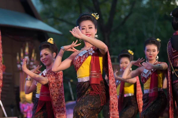 Thajská tanečnice je severovýchodní tradiční thajské tance v Particip — Stock fotografie