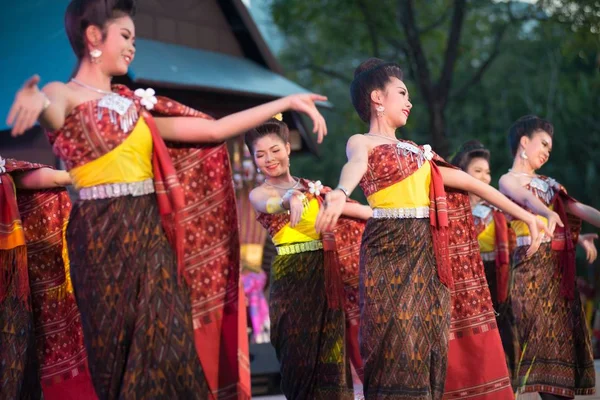 Dançarina tailandesa é o nordeste tradicional dança tailandesa em Particip — Fotografia de Stock