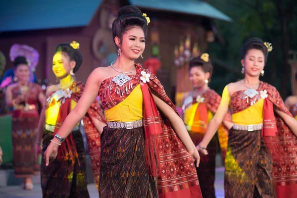 Thai ballerino è nord-est tradizionale tailandese danza in Particip — Foto Stock