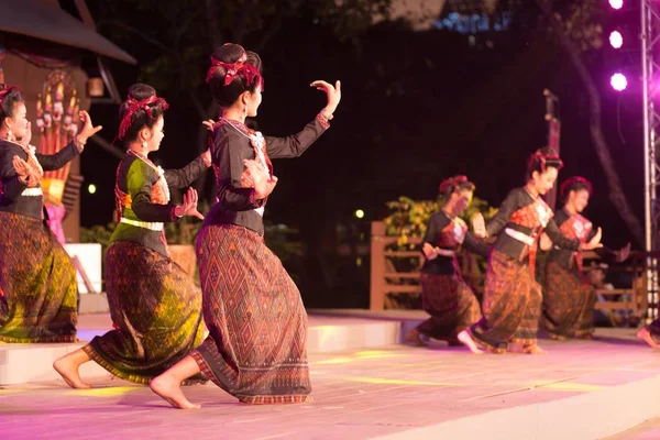 Dançarina tailandesa é o nordeste tradicional dança tailandesa em Particip — Fotografia de Stock