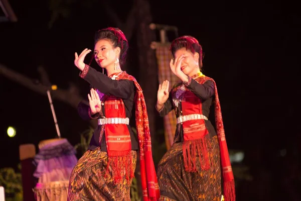 Dançarina tailandesa é o nordeste tradicional dança tailandesa em Particip — Fotografia de Stock