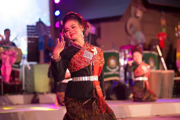 Kuzeydoğu geleneksel Tay Tayland turizm Festivali kutlamaları katılımcılar alın kısmında dans Tay patenci. — Stok fotoğraf