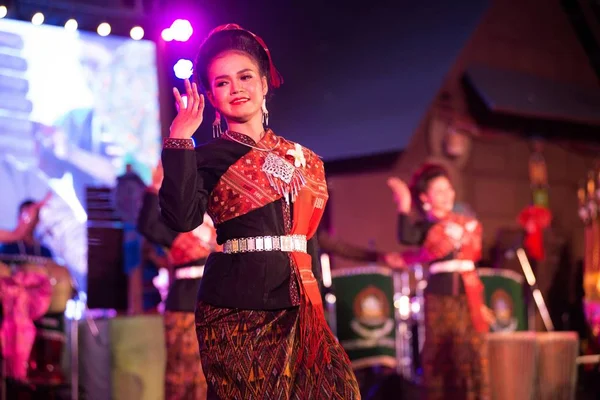タイのダンサー、タイ観光祭の祭典の参加者参加で北東部伝統的なタイの踊り. — ストック写真