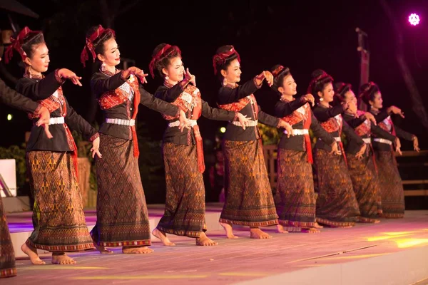 泰国舞蹈演员是东北传统的泰国舞蹈参与者参加泰国旅游节的庆祝活动. — 图库照片