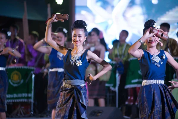 Thailändische Tänzerin ist Nordostthailand traditionellen thailändischen Tanz in Teilnehmer an der Feier des thailändischen Tourismus-Festival. — Stockfoto