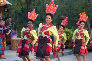 Bangkok Tayland-26 Ocak 2019: tanımlanamayan patenci kuzeydoğu geleneksel Tay katılımcılar dans katılın Bangkok şehir, Tayland Park'ta Lumpini 26 Ocak 2019 tarihinde Tayland turizm Festivali kutlamaları.