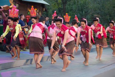 Bangkok Tayland-26 Ocak 2019: tanımlanamayan dansçı bir kuzeydoğu geleneksel Tay katılımcılar alın kısmında Lumpini Park Bangkok başkenti 26 Ocak 2019 tarihinde Tayland turizm Festivali kutlamaları dans net Balık tutma.