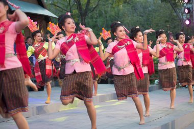 Bangkok Tayland-26 Ocak 2019: tanımlanamayan dansçı bir kuzeydoğu geleneksel Tay katılımcılar alın kısmında Lumpini Park Bangkok başkenti 26 Ocak 2019 tarihinde Tayland turizm Festivali kutlamaları dans net Balık tutma.