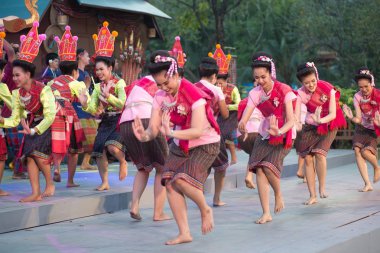 Bangkok Tayland-26 Ocak 2019: tanımlanamayan dansçı bir kuzeydoğu geleneksel Tay katılımcılar alın kısmında Lumpini Park Bangkok başkenti 26 Ocak 2019 tarihinde Tayland turizm Festivali kutlamaları dans net Balık tutma.