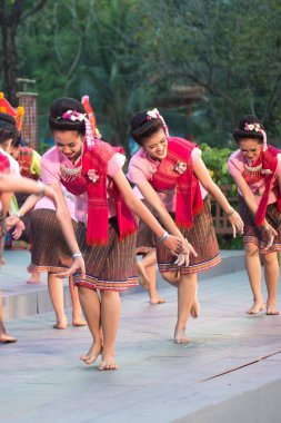 Bangkok Tayland-26 Ocak 2019: tanımlanamayan dansçı bir kuzeydoğu geleneksel Tay katılımcılar alın kısmında Lumpini Park Bangkok başkenti 26 Ocak 2019 tarihinde Tayland turizm Festivali kutlamaları dans net Balık tutma.
