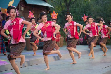 Bangkok Tayland-26 Ocak 2019: tanımlanamayan patenci kuzeydoğu geleneksel Tay katılımcılar dans katılın Bangkok şehir, Tayland Park'ta Lumpini 26 Ocak 2019 tarihinde Tayland turizm Festivali kutlamaları.