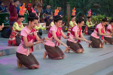 Bangkok Tayland-26 Ocak 2019: tanımlanamayan patenci kuzeydoğu geleneksel Tay katılımcılar dans katılın Bangkok şehir, Tayland Park'ta Lumpini 26 Ocak 2019 tarihinde Tayland turizm Festivali kutlamaları.
